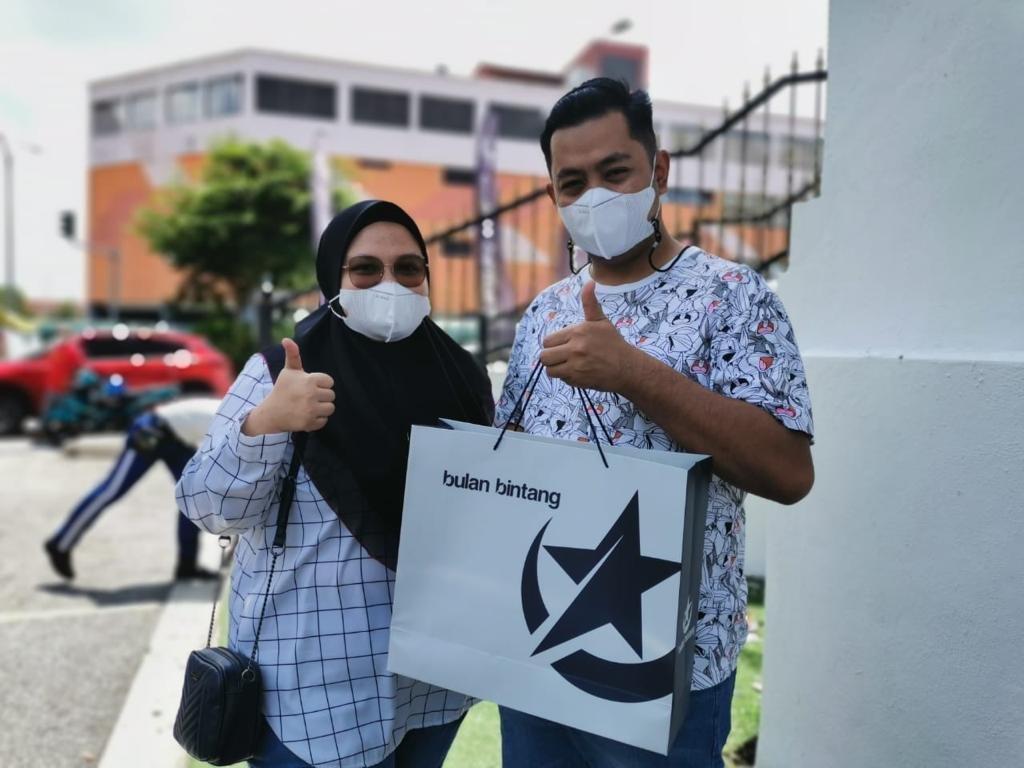 Muhammad Faris dan Roziana sanggup datang dari Kluang, Johor untuk membeli baju Melayu Bulan Bintang.