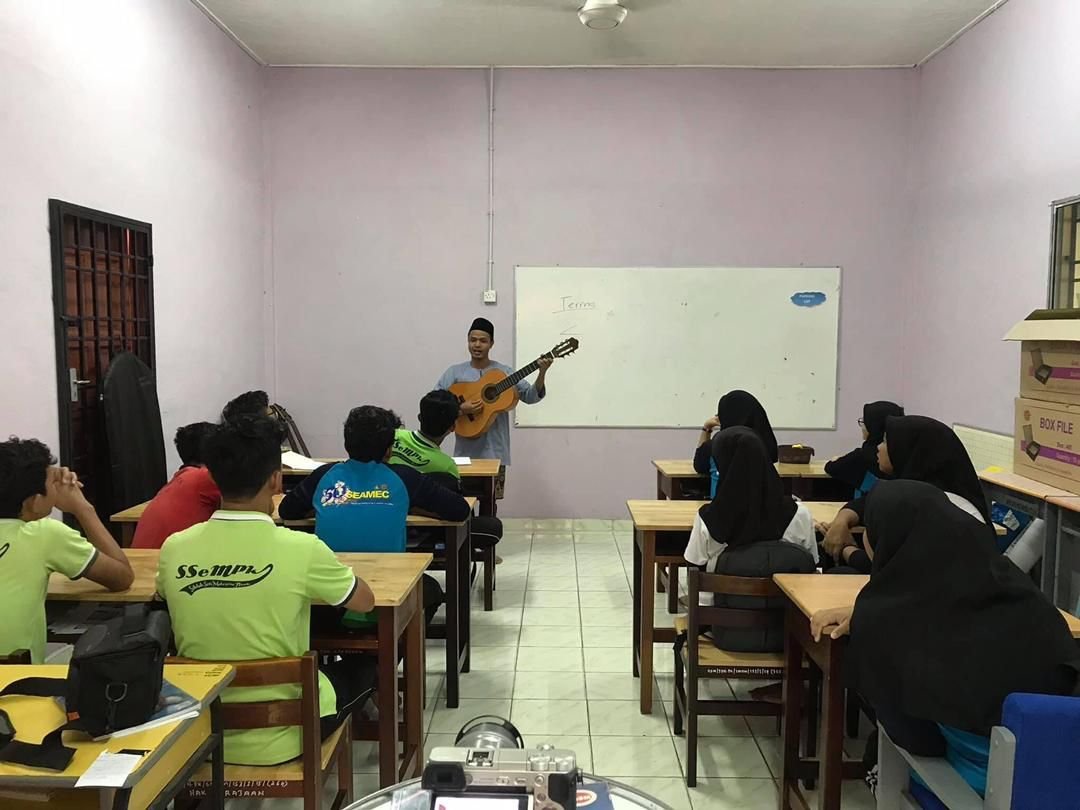 Muhammad Shakkir mengajar pendidikan muzik, termasuk asas bermain instrumen di Sekolah Seni Malaysia Perak.