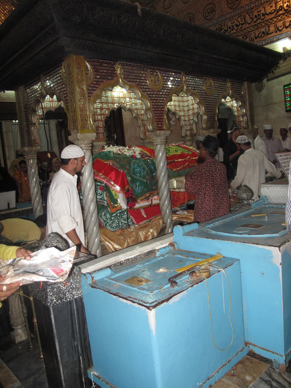 Ruang makam di Masjid Haji Ali