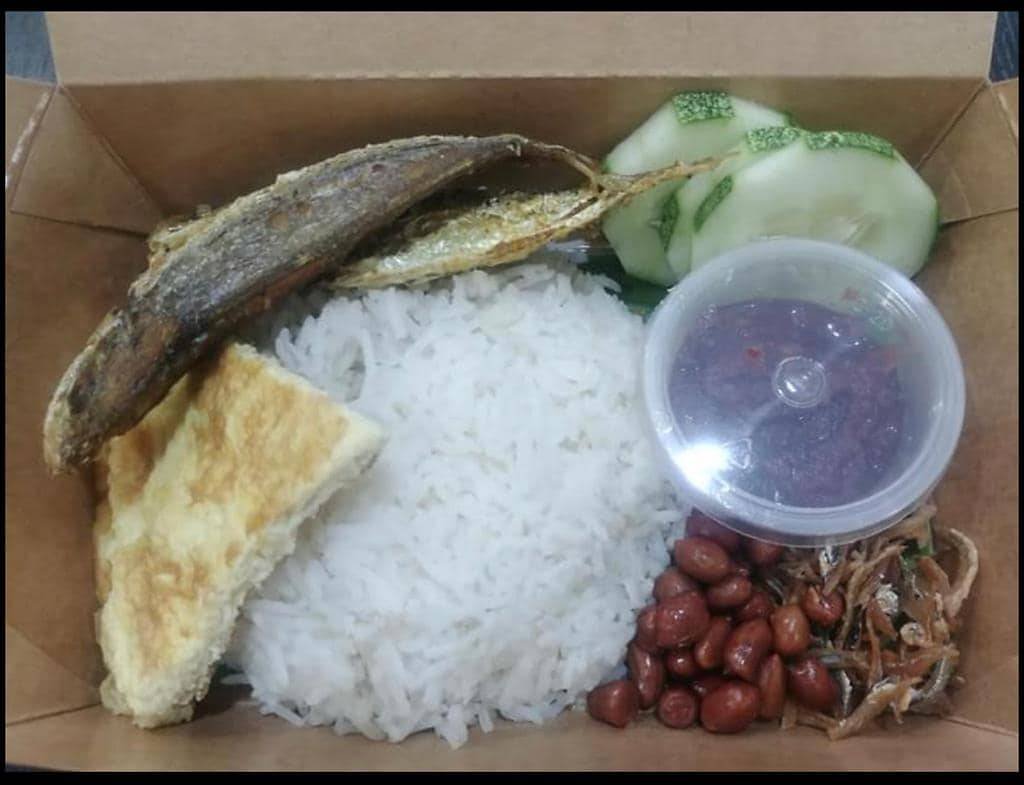 Nasi lemak yang disediakan oleh Louis untuk diberikan secara percuma kepada warga Malaysia di Singapura.