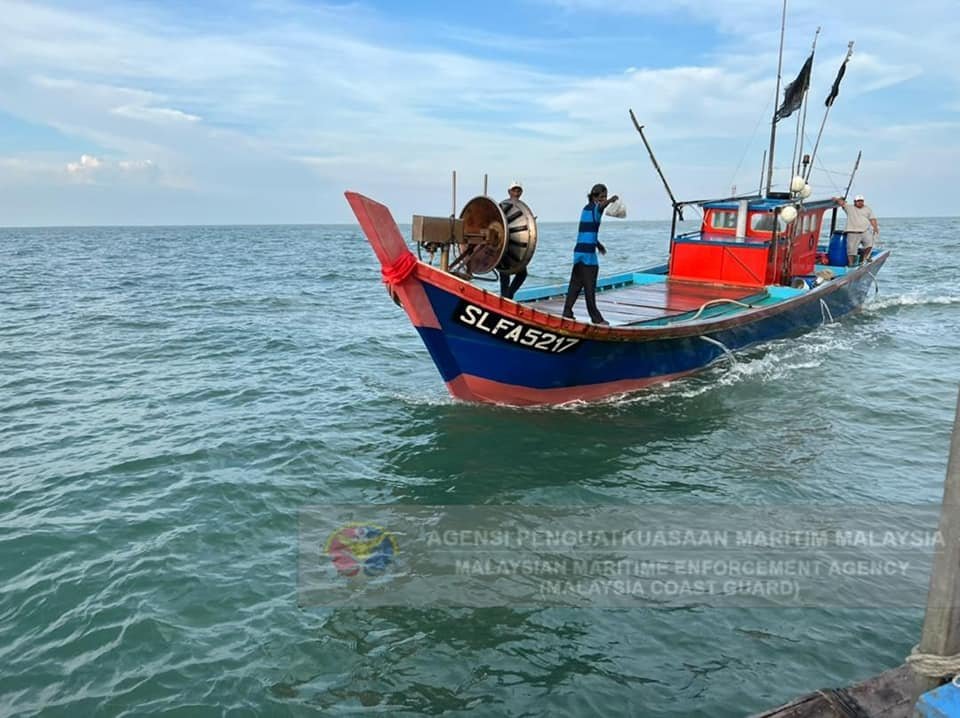 Bot itu dinaiki tiga nelayan tetapi akibat kerosakan enjin, seorang daripada mereka pulang ke jeti dengan menaiki bot lain untuk mendapatkan bantuan - Gambar APMM