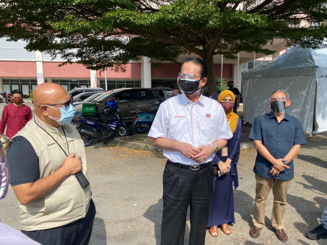 Dr. Noor Hisham membuat tinjauan di PUSUM Hospital Kuala Lumpur yang terletak di Kompleks Sukan Institut Sukan Negara, Stadium Jalan Raja Muda, Kampung Baru.