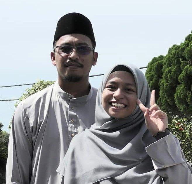  Mohd Norong Rahman bersama anaknya, Nur Athira Batrisiah yang menduduki SPM 2020 