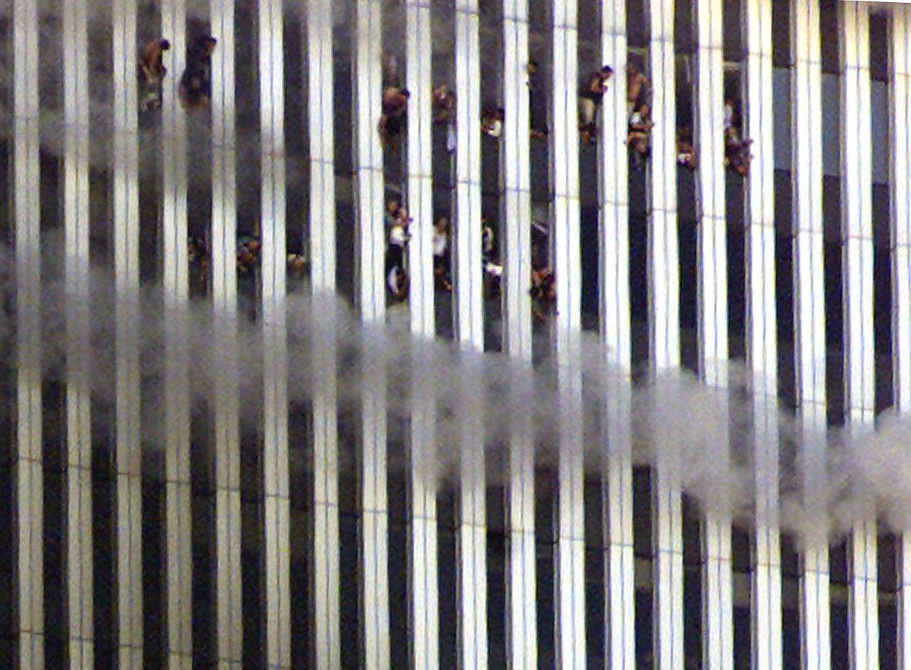 Pekerja di menara Utara, World Trade Center di  New York City memandang keluar tingkat dalam cubaan menyelamatkan diri selepas menara berkenaan dirempuh kapal terbang, pada 11 September 2001. Sebaik sahaja gambar ini dirakamkan, menara berkenaan tumbang. - Gambar Reuters