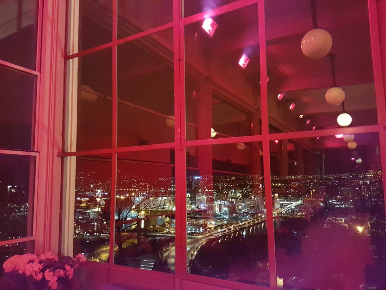 Pemandangan kota Oslo dari jendela atas restoran Taman Ekeberg