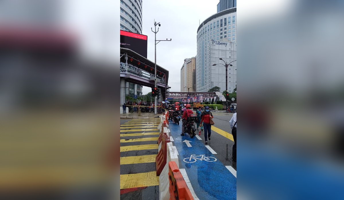 Pekerja di sekitar Jalan Tuanku Abdul Rahman kecewa kerana tidak dibenarkan masuk ke kawasan berkenaan.