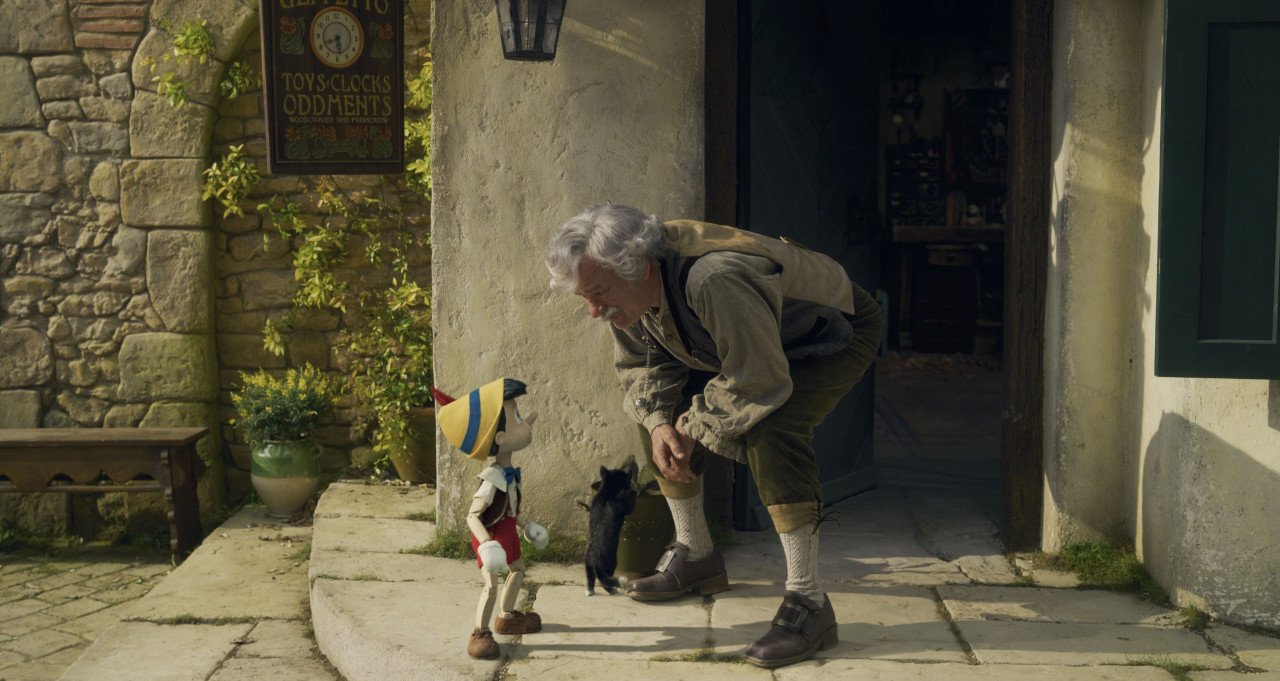 Dalam adaptasi muzikal secara langsung Pinocchio ini, Tom Hanks telah membawakan watak sebagai Geppetto