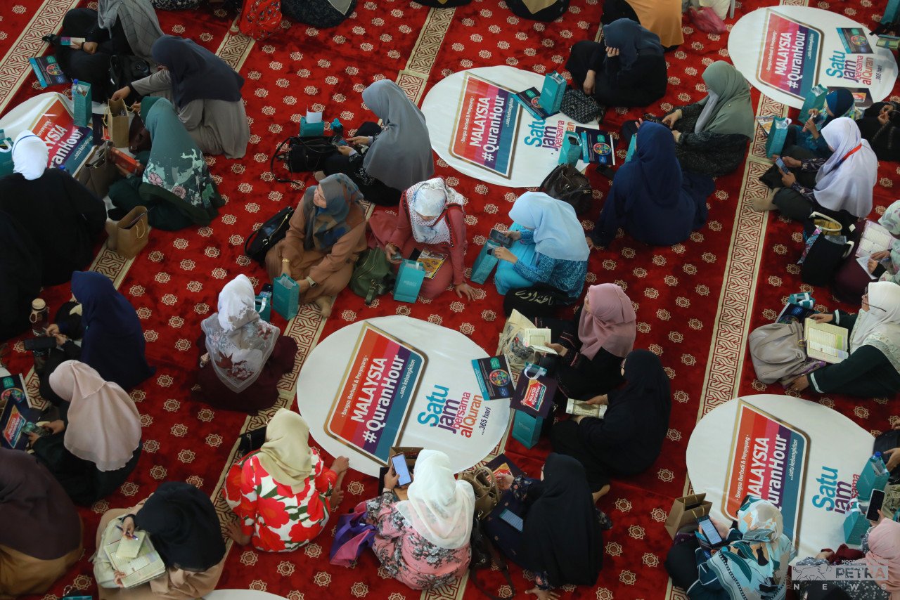Orang ramai memenuhi ruang solat utama Masjid Tuanku Mizan Zainal Abidin di Putrajaya sempena program Malaysia #Quran Hour hari ini.