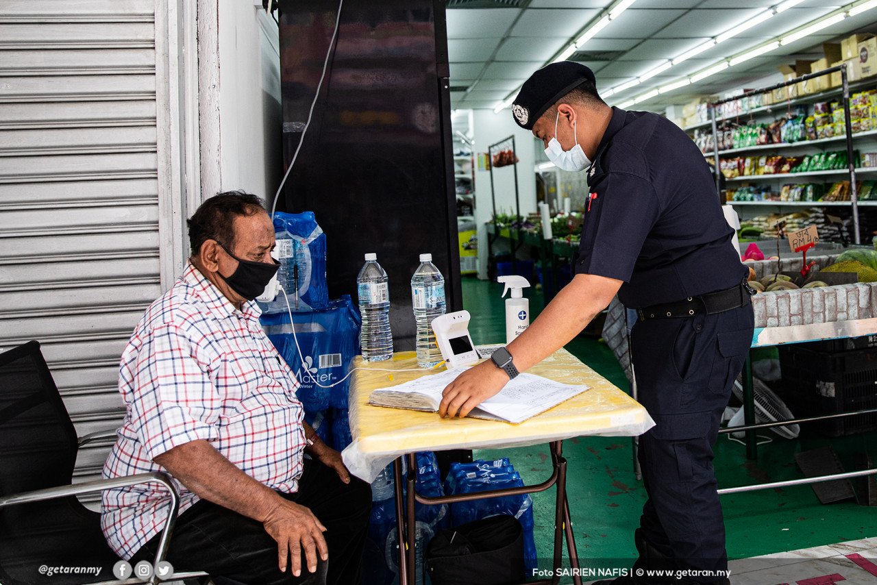 Inspektor Muhamad Nor Azmadi dari Bahagian Siasatan Jenayah Komersial, IPD Dang Wangi membuat pemantauan SOP di sebuah premis di Jalan Silang, Kuala Lumpur. 