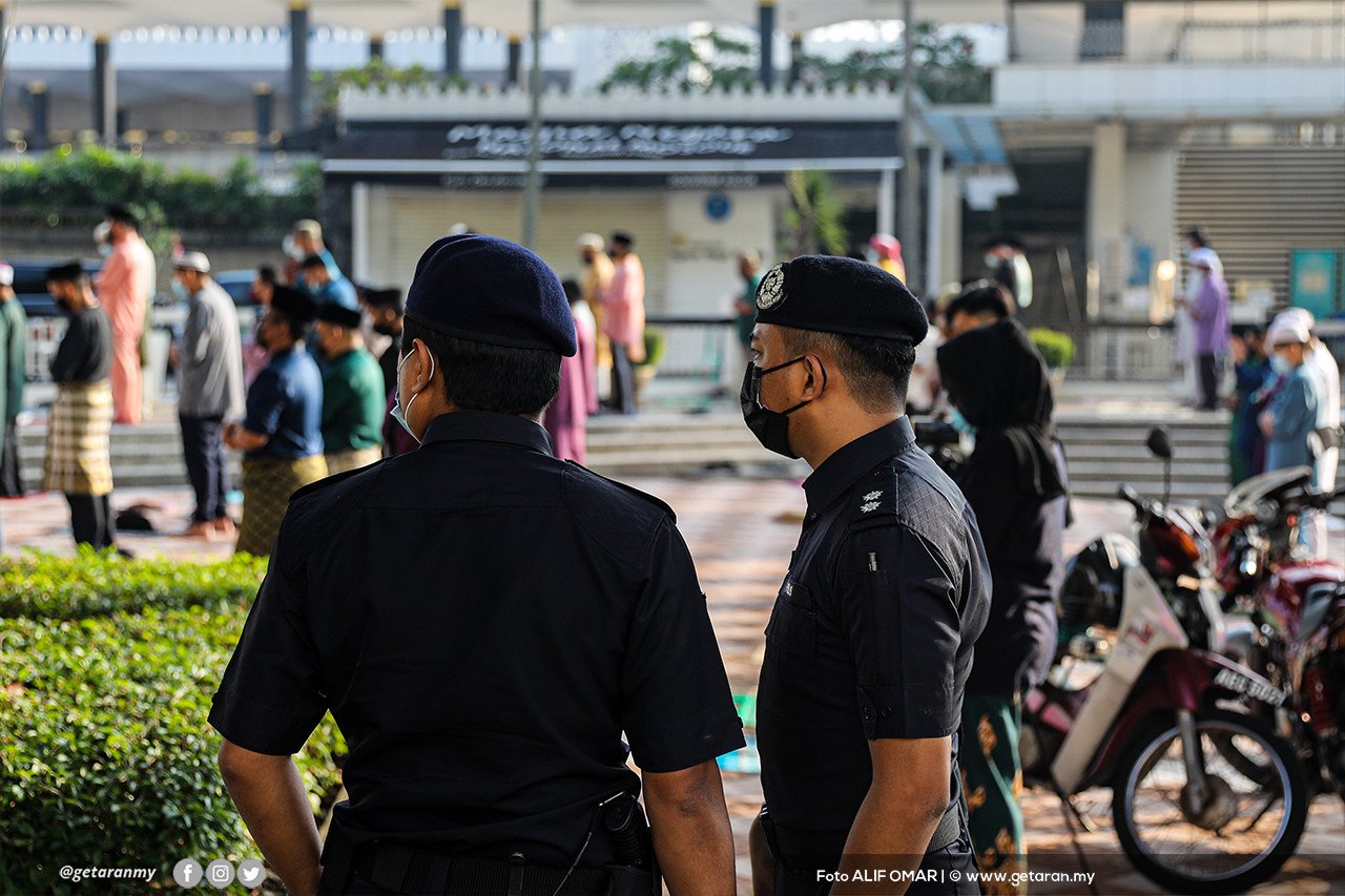 Anggota polis mengawai pematuhan SOP di Masjid Negara.