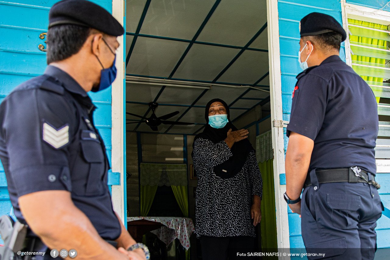 Anggota dan pegawai polis dari IPD Dang Wangi membuat pemeriksaan rumah ke rumah bagi memastikan pematuhan SOP dilaksanakan di Kampung Baru, Kuala Lumpur.  