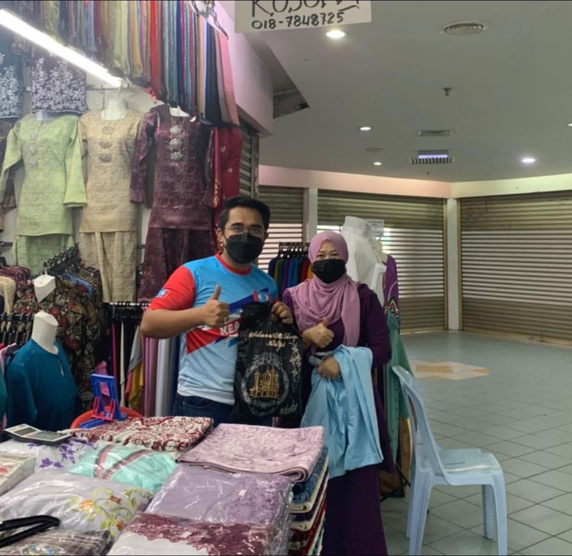 Omar Mokhtar berkongsi persediaannya untuk hari penamaan calon dengan membeli sepasang baju Melayu di Plaza Kota Tinggi.