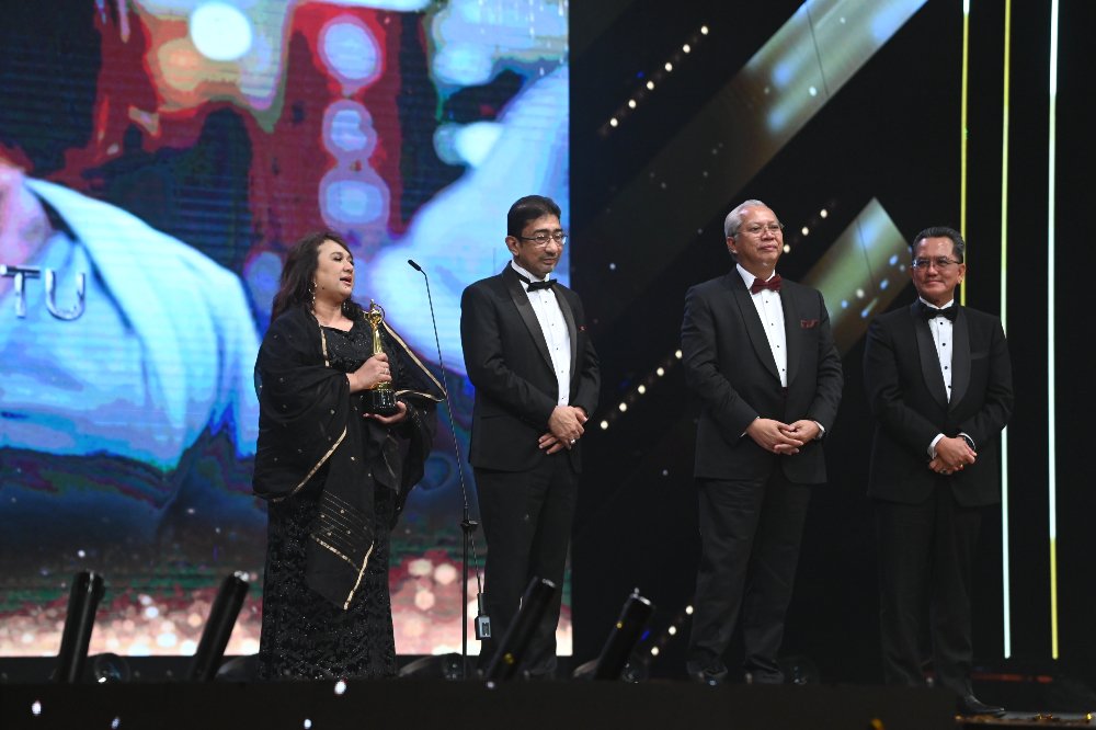 Nor Shahila Harun Shah menyampaikan ucapan  pada Majlis Anugerah Seri Angkasa 2022 di Pusat Konvensyen Antarabangsa Putrajaya (PICC) malam tadi.