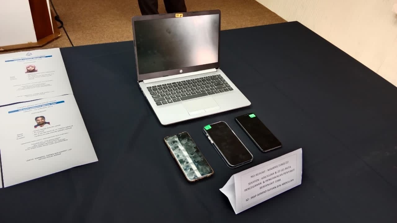 Polis turut merampas komputer riba dan telefon bimbit dipercayai digunakan untuk mendaftarkan butiran penerima vaksin ke dalam MySejahtera.