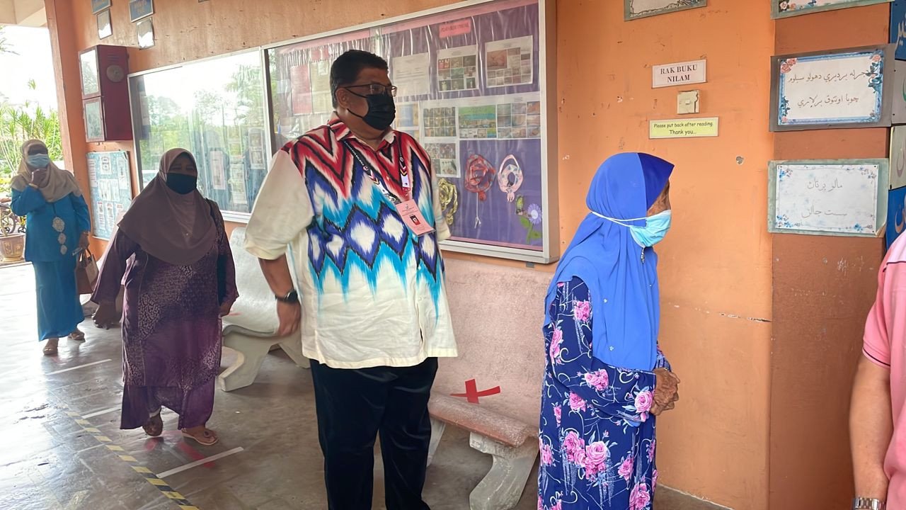Rauf beratur untuk mengundi pada PRN Melaka. - Gambar Mustaffa Kamal