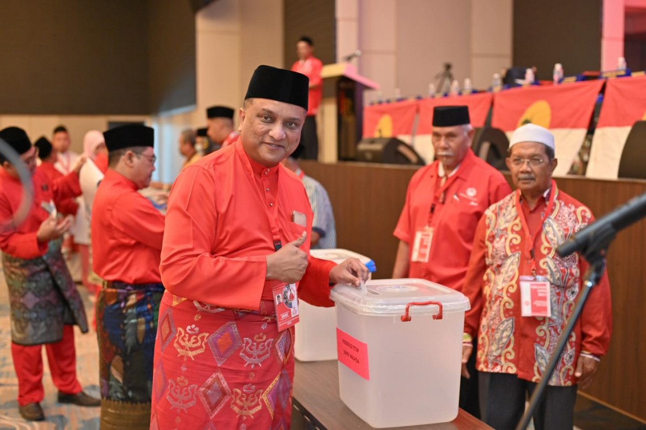 Reezal ketika mengundi pada pemilihan UMNO semalam. - Gambar dari Facebook Reezal Merican Naina Merican