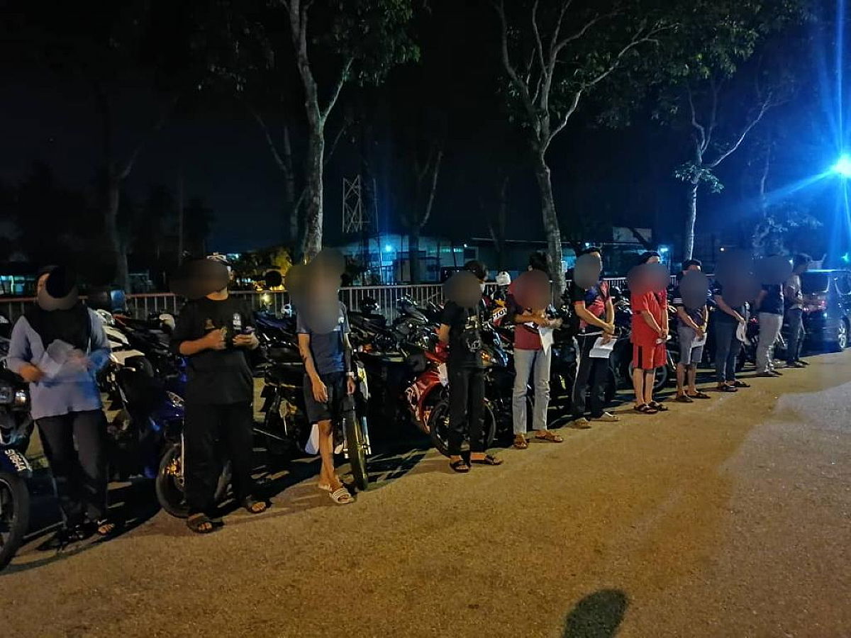 Antara mereka yang ditahan dalam Op Khas Motosikal kerana ‘merempit’ pada hari pertama pelaksanaan PKPD di Klang, semalam.