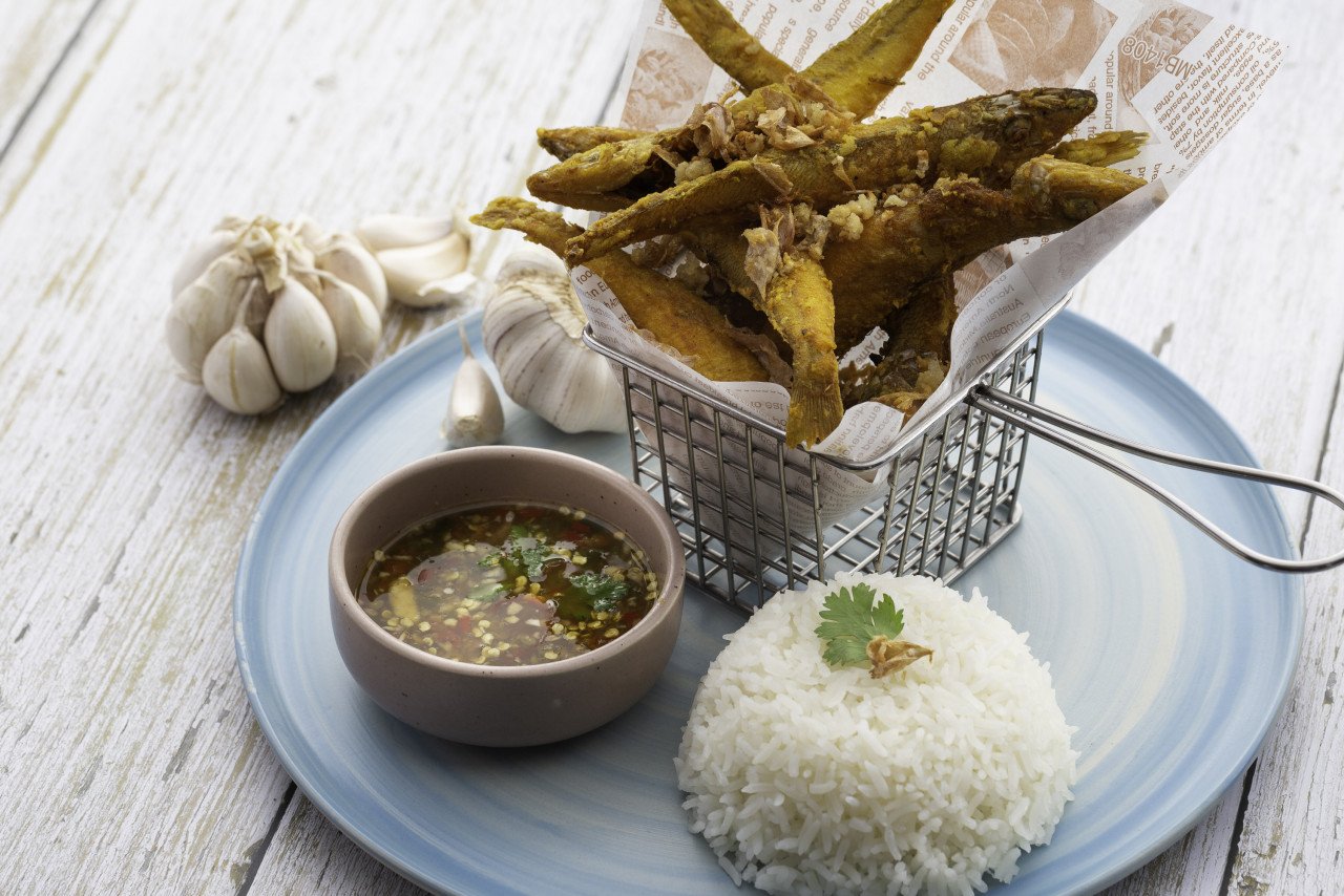 Ikan goreng kunyit dan bawang putih - Gambar ihsan Rim Talay