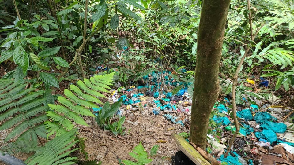 Sampah sarap yang dibiarkan begitu sahaja di kawasan sekitar Bukit Tabur. - Gambar dari Facebook Peka