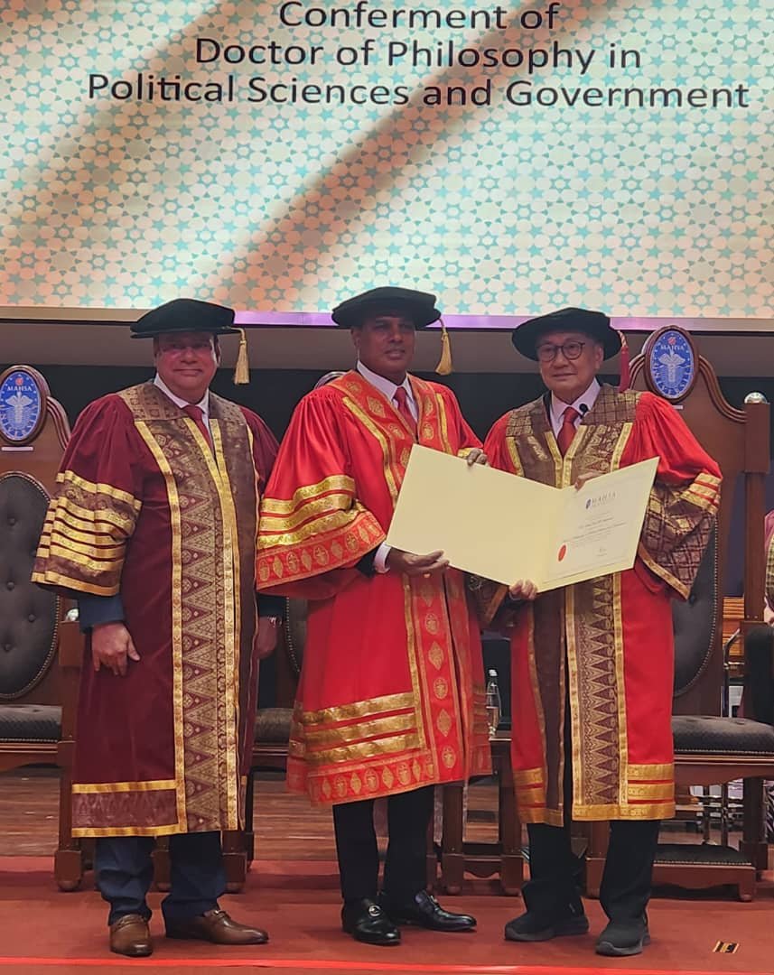 M Saravanan (tengah) menerima Ijazah Kehormat Doktor Falsafah dari Tun Azmi (kanan).