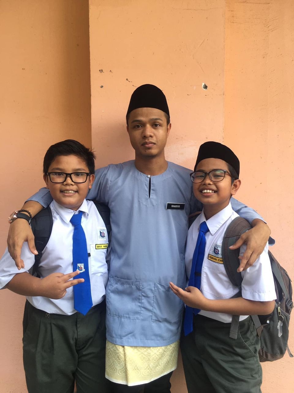 Muhammad Shakkir bersama pelajarnya di Sekolah Seni Malaysia Perak.