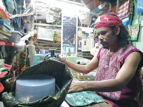 Selain aktif memperjuangkan lagu rakyat Pahang, Man Kayan turut mempunyai kemahiran menghasilkan tanjak dan busana Melayu tradisional