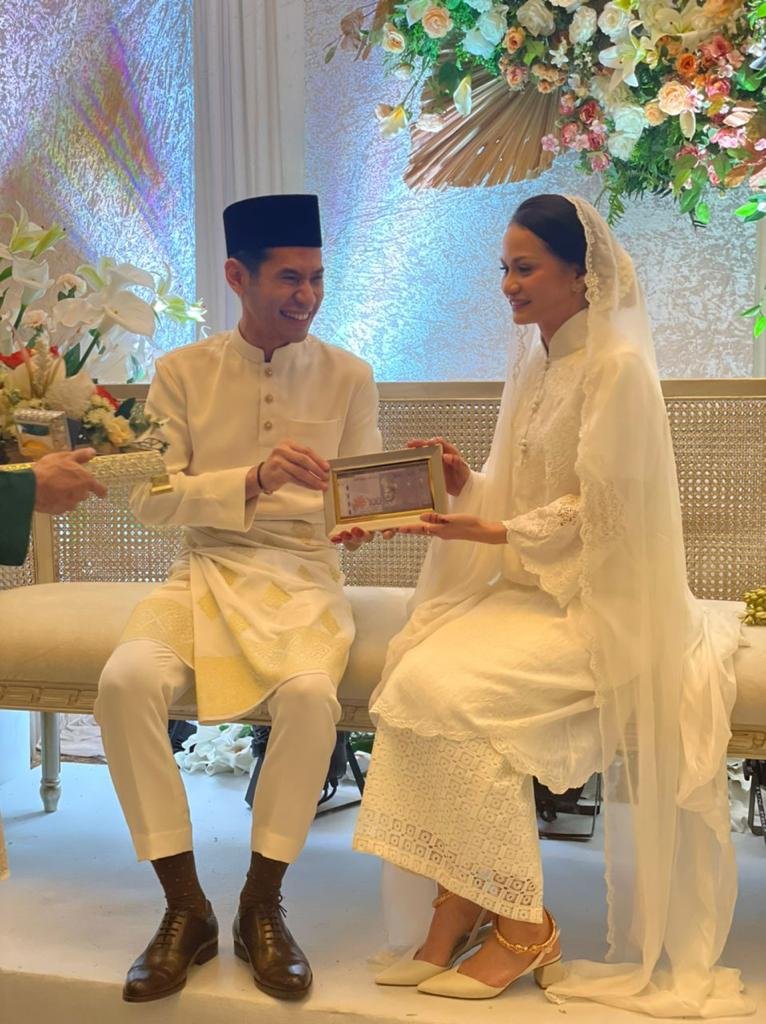 Pengantin lelaki menyerahkan mas kahwin RM300 dan lima dulang hantaran berbalas tujuh dulang