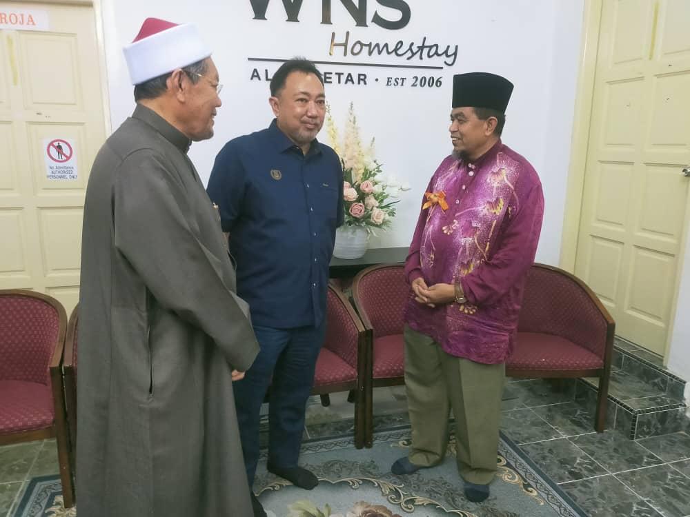 Sheikh Roslan (kanan) bersama rakan-rakannya iaitu Mufti Kedah, Datuk Syeikh Fadzil Awang (kiri) serta Setiausaha Kerajaan Negeri Kedah, Datuk Ammar Shaikh Mahmood Naim (tengah).