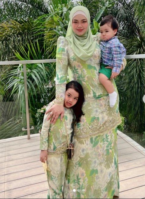 Siti Nurhaliza bersama Aafiah dan Afwa. 