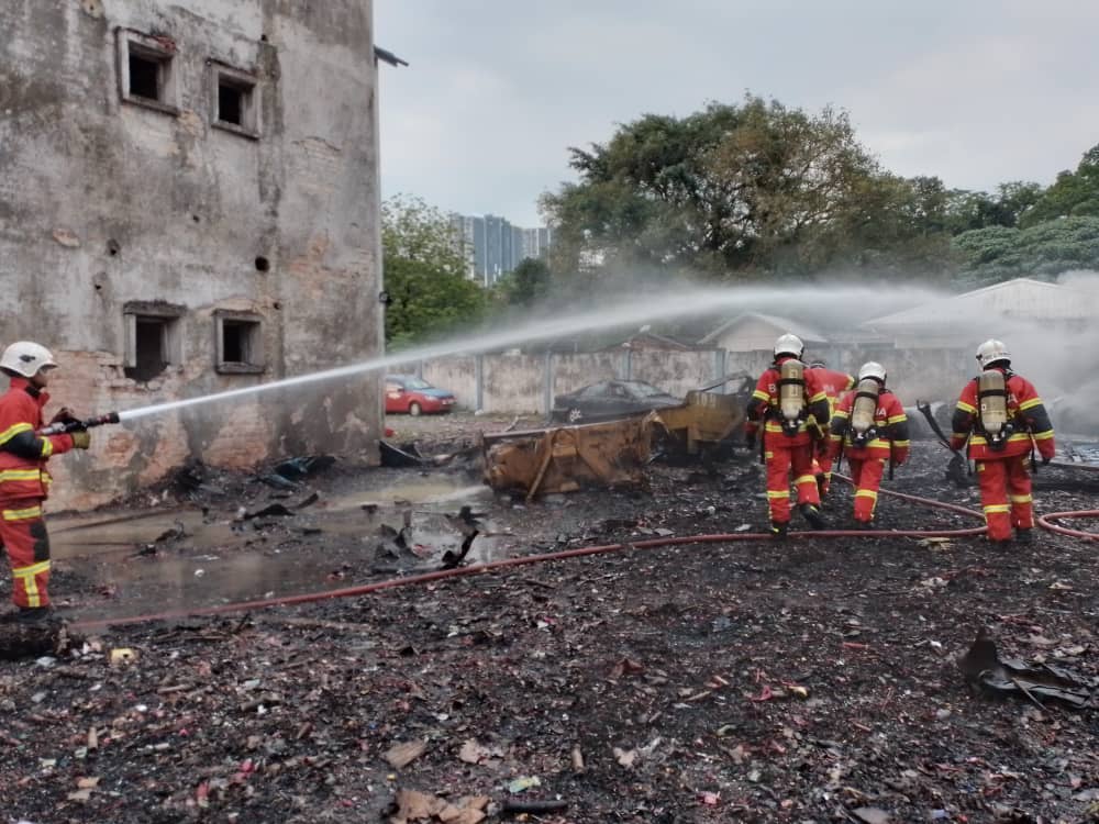 Keadaan di tapak pelupusan mercun di Sentul Work. - Gambar ihsan Bomba KL