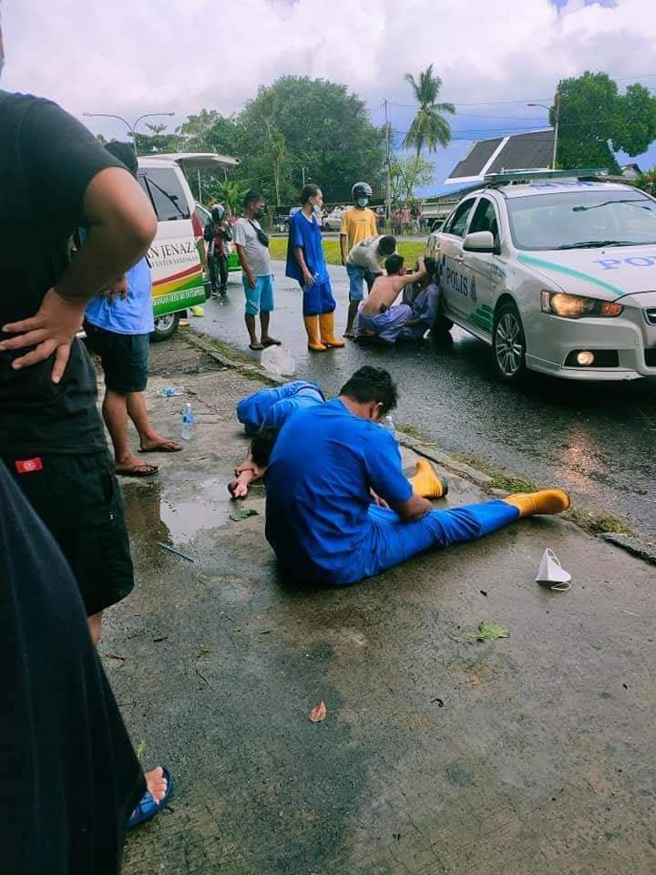 3 sukarelawan Van Jenazah Abam Botak yang menguruskan jenazah mangsa COVID-19 cedera selepas kenderaan yang mereka naiki hilang kawalan di Jalan Liela, Sandakan, semalam.
