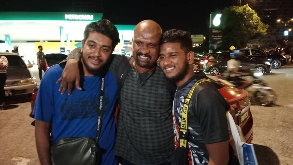 Suresh bersama dua anaknya sebaik tiba dari Singapura, tengah malam tadi.