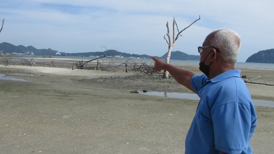 Seorang nelayan menunjukkan kawasan yang didakwa akan ditambak.