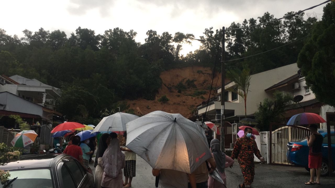 Pasukan penyelamat masih menjalankan gerakan mencari mangsa kejadian tanah runtuh di Taman Bukit Permai 2, Ampang. 