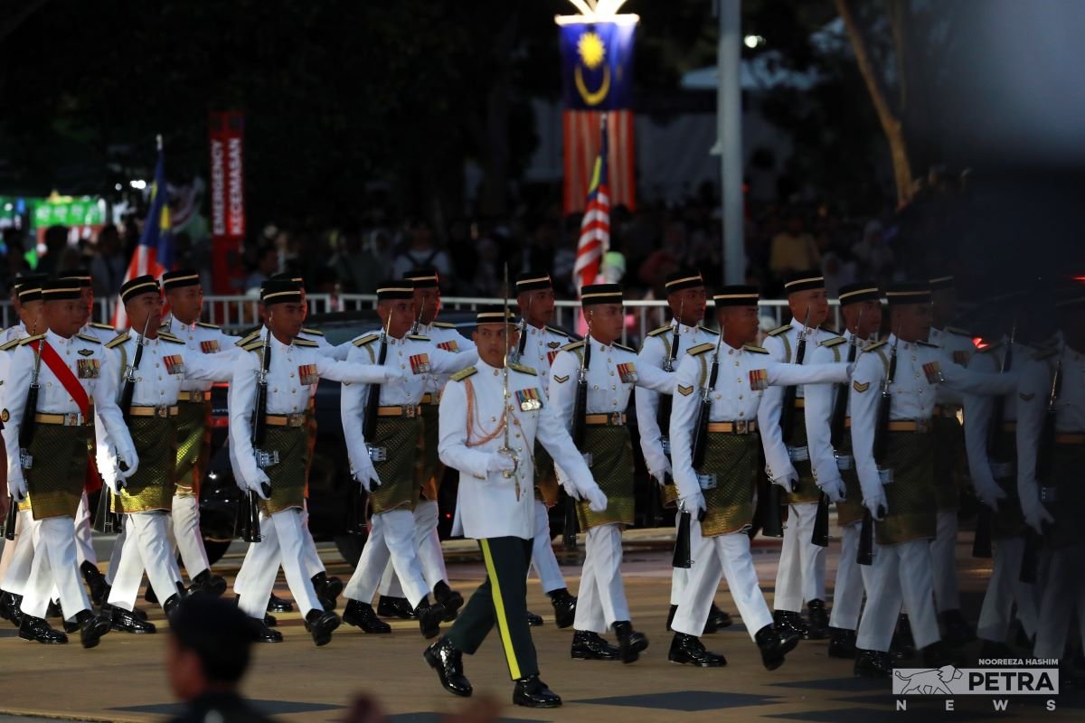 Anggota Batalion Pertama, Rejimen Askar Melayu Diraja ketika masuk ke Dataran Putrajaya.