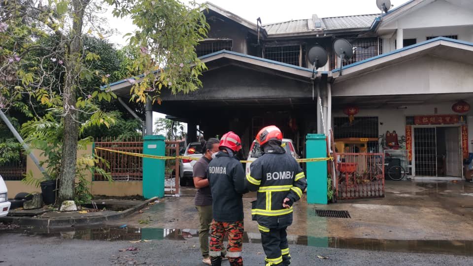 4 sekeluarga rentung selepas rumah mereka terbakar di Taman Hungap, Jalan Nosob, awal pagi tadi.