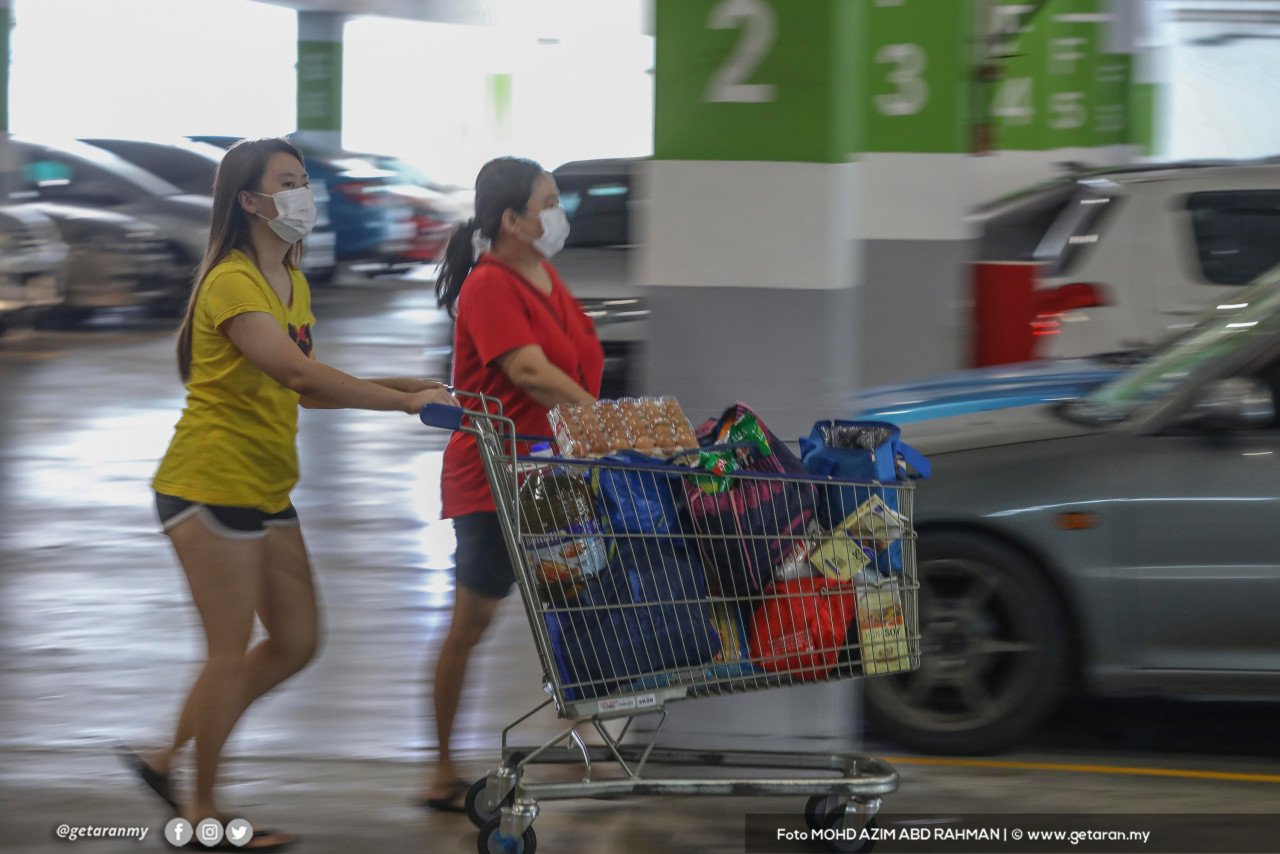 Orang ramai membeli barang-barang keperluan harian di Tesco Extra Bandar Bukit Puchong.