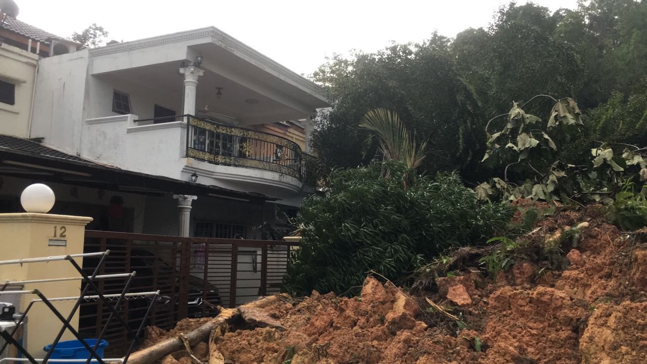 Keadaan rumah yang terlibat dalam kejadian tanah runtuh di Taman Bukit Permai 2, Ampang, hari ini. 
