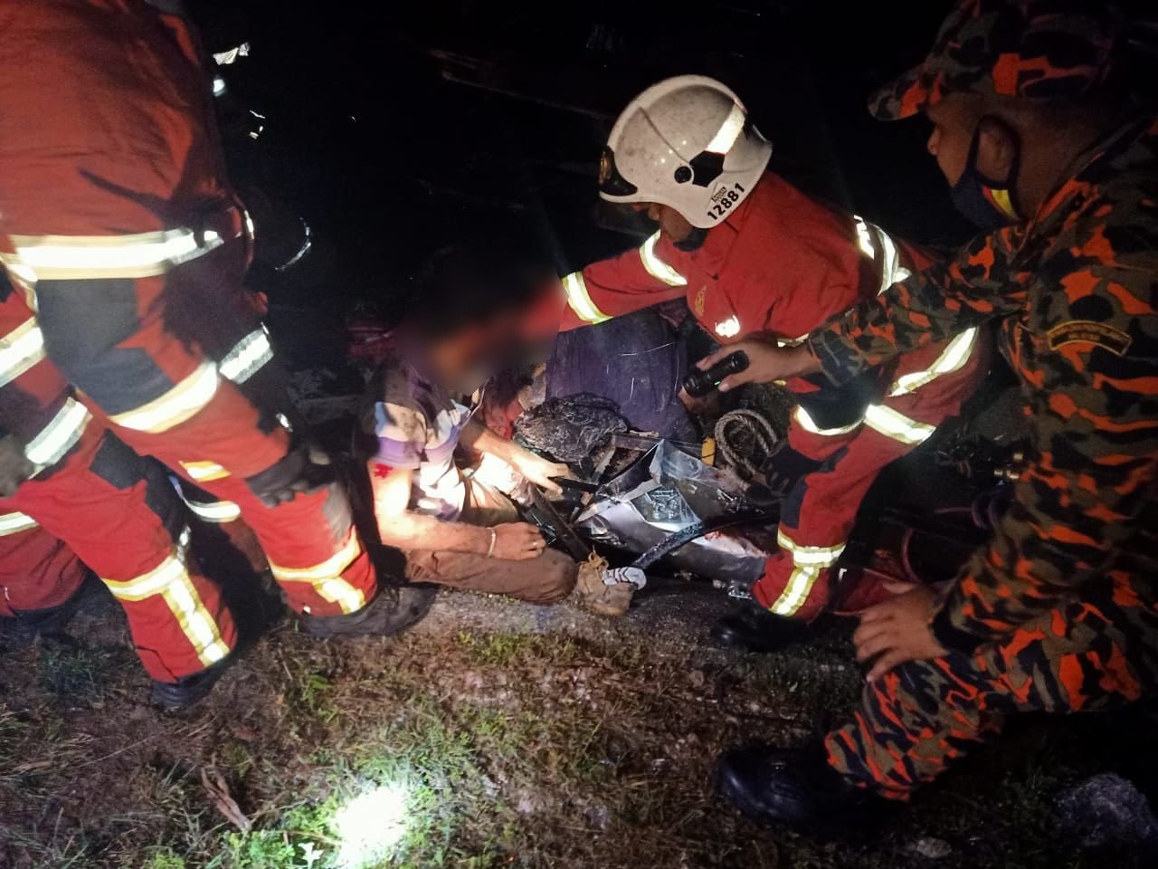 Anggota bomba menyelamat mangsa kemalangan dua treler di Hulu Selangor, awal pagi tadi.