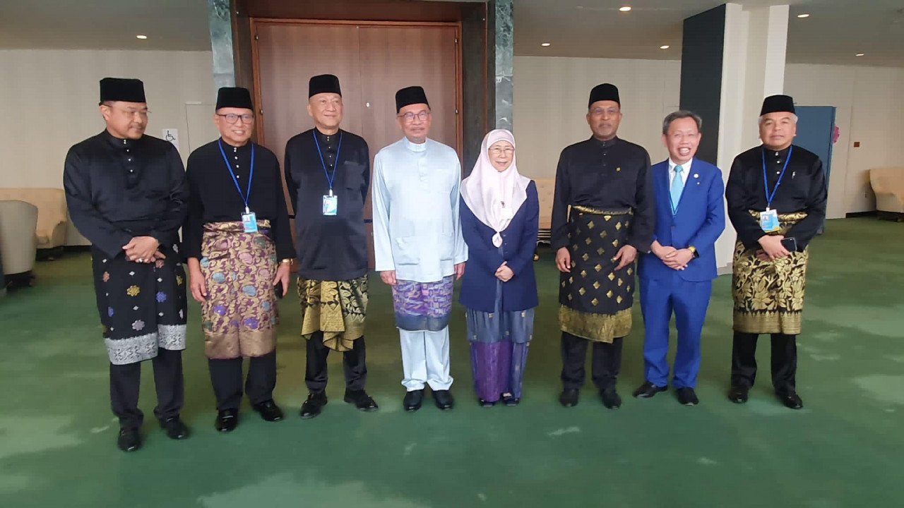 Sebahagian delegasi Malaysia yang menghadiri Perhimpunan Agung Pertubuhan Bangsa Bangsa Bersatu (UNGA) di New York, baru-baru ini. gambar Facebook Mohd Puad Zarkashi
