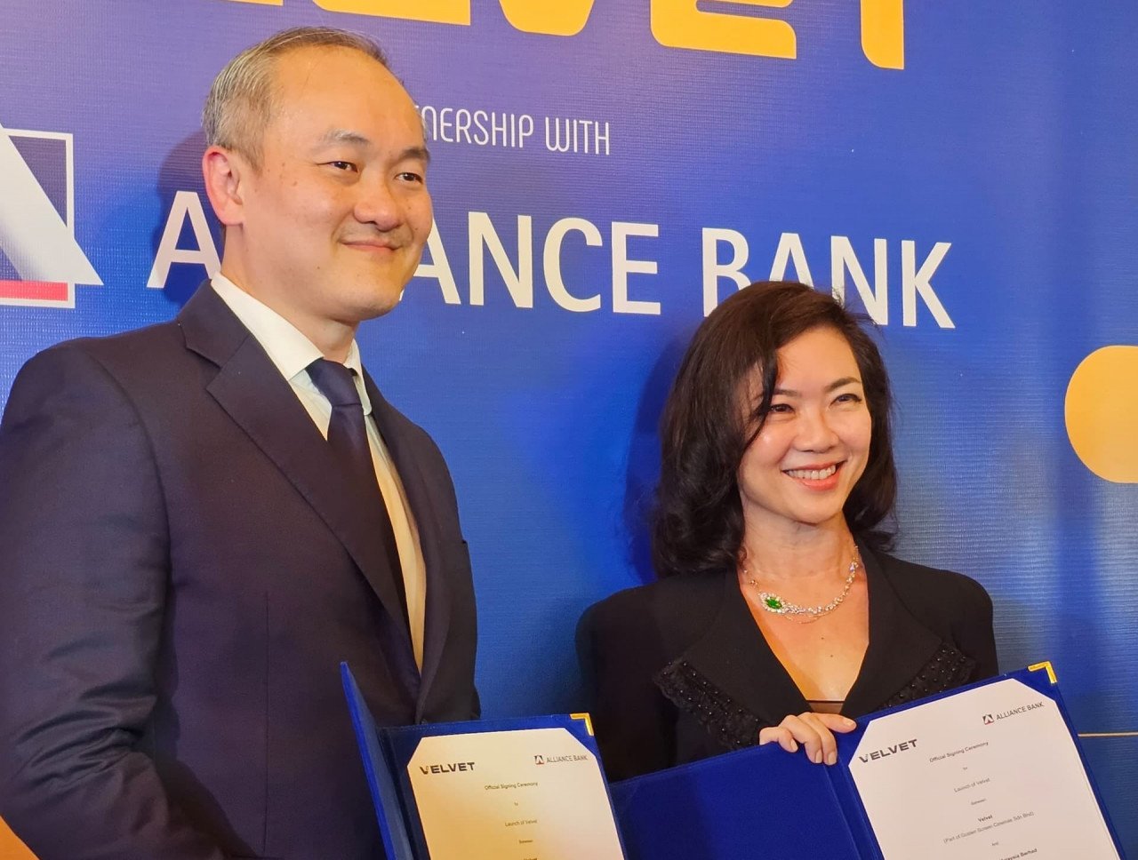 Ketua Pegawai Eksekutif GSC, Koh Mei Lee dan Ketua Pegawai Eksekutif, Alliance Bank Group, Kellee Kam pada majlis pelancaran Velvet. gambar FB