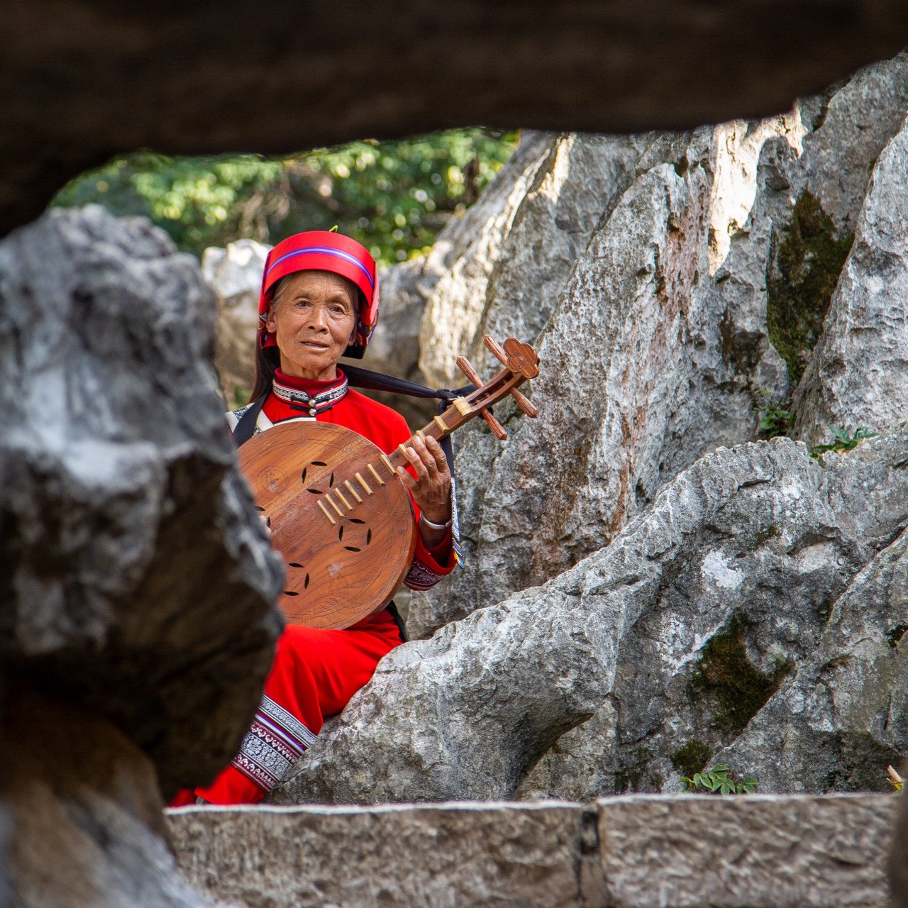 Wanita berpakaian tradisional etnik Sani di kawasan Stone Forest. Gambar: Vince Russell, Unsplash