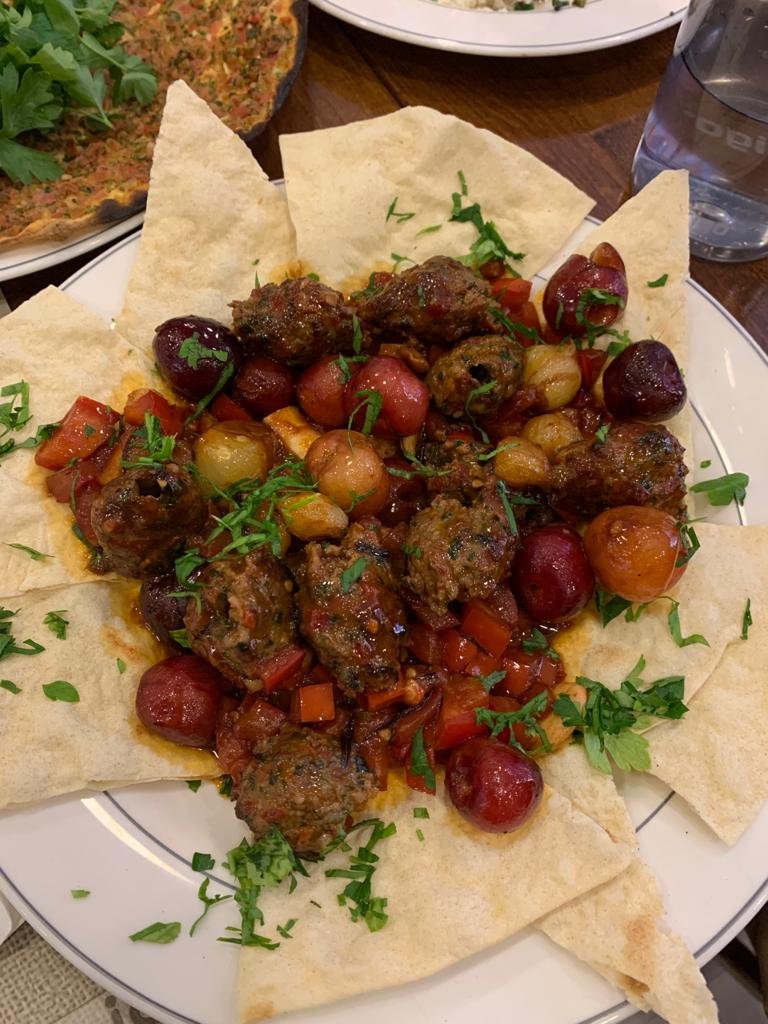 Kebab daging dimasak dengan buah ceri yang hanya didapati pada musim panas, turut disediakan dengan roti leper yang dipanggil 'lavaş'