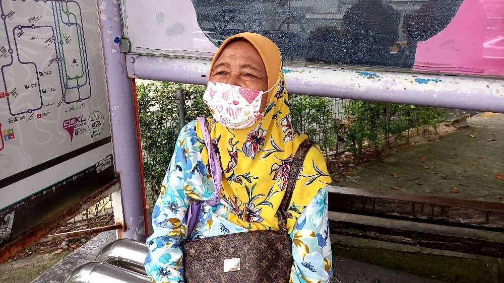 Wakiah Pini, 61 menunggu di stesen bus Masjid Negara sejak 8 pagi. Apabila disoal, Wakiah memberitahu dia tidak mengetahui semua stesen LRT di ibu kota ditutup.