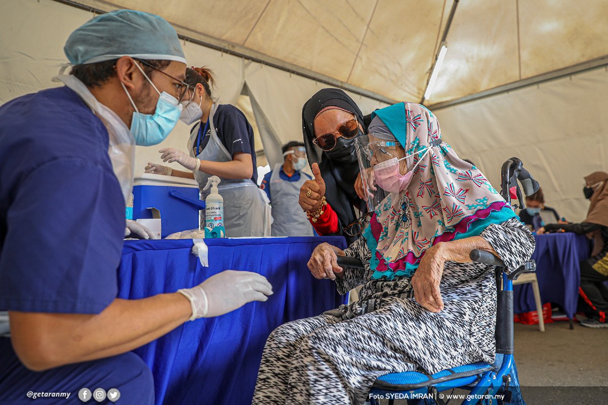Suntikan vaksin diberikan kepada penduduk di PPR Kampung Muhibbah menerusi Projek Rintis Trak Vaksin Bergerak MYMedic@Wilayah.