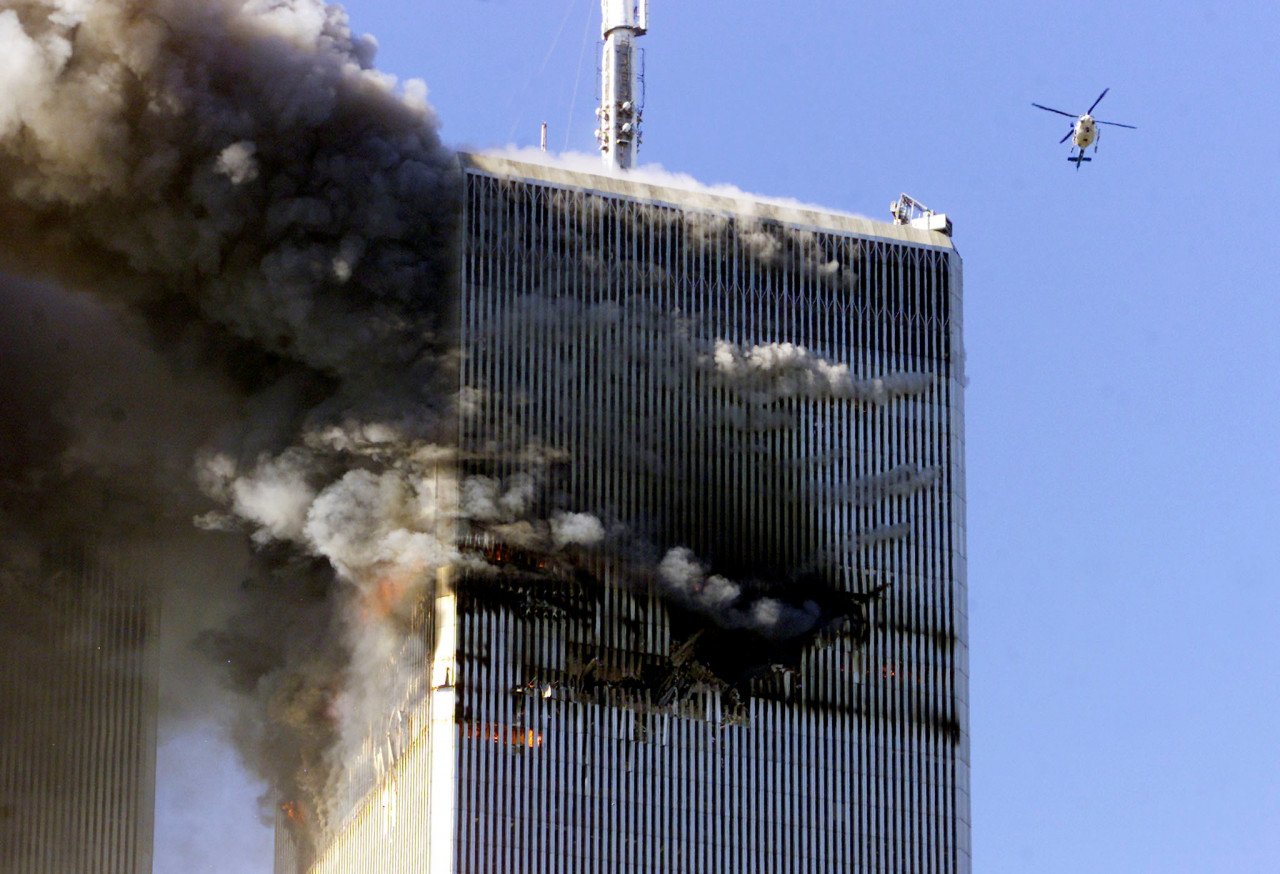 Keadaan Menara World Trade Center di New York City yang terbakar pada pagi 11 September 2001. - Gambar Reuters 