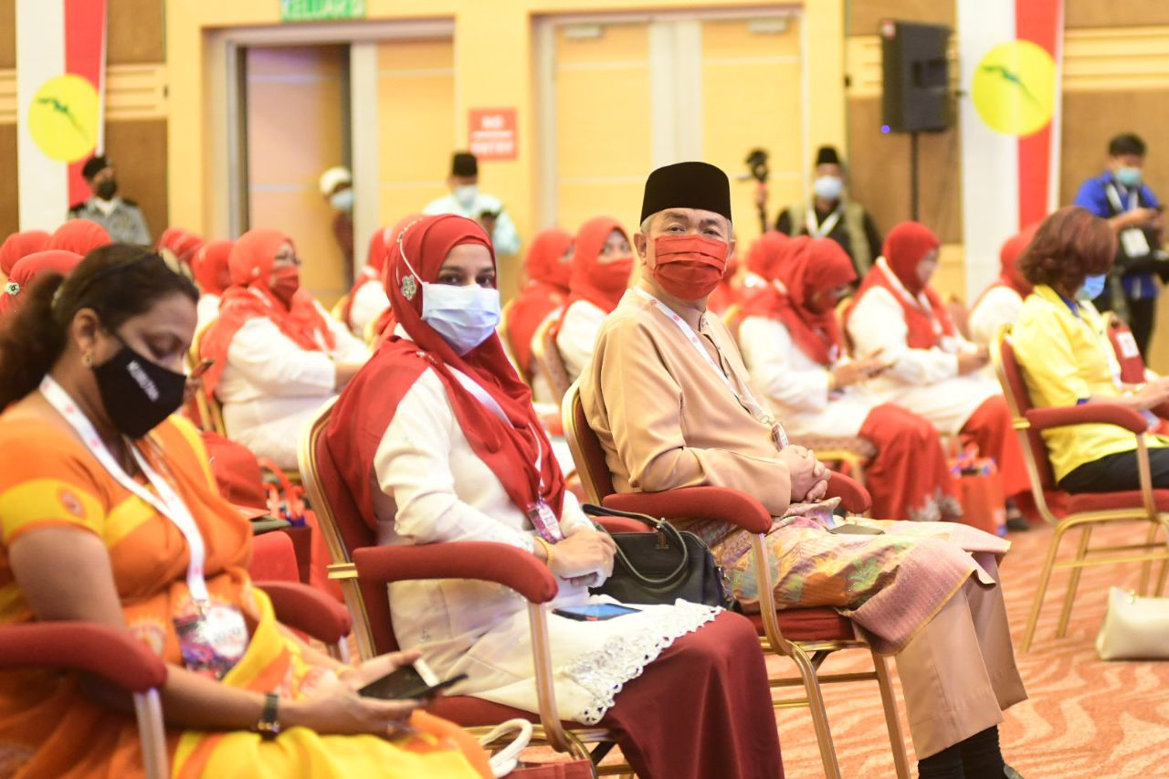 Presiden UMNO, Datuk Seri Ahmad Zahid Hamidi mendengar ucapan daripada ketua tiga sayap parti UMNO.