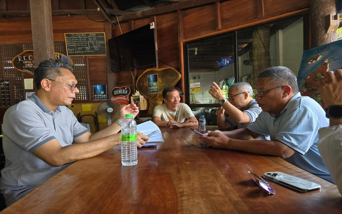 Wakil MCMC dalam pertemuan dengan ahli Persatuan Peniaga dan Pengusaha Pelancongan Pulau Kapas dan Gemia. - gambar MCMC