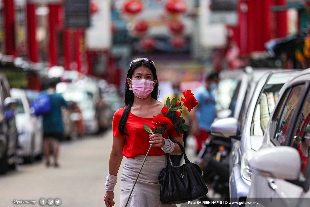 Bunga merah antara perhiasan yang perlu ada ketika sambutan perayaan Tahun Baharu Cina. - Foto SAIRIEN NAFIS