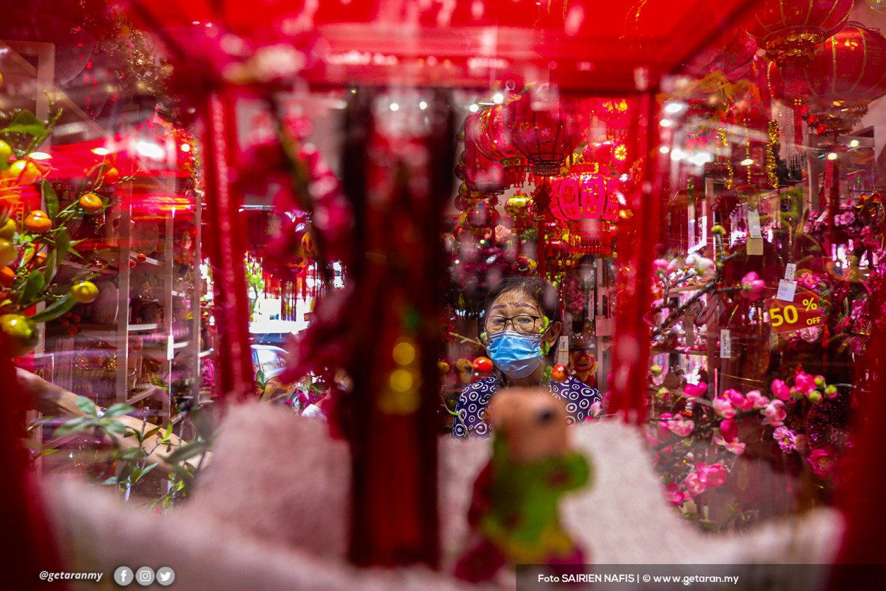 Hiasan Tahun Baharu Cina meriah di beberapa pusat beli belah sekitar Kuala Lumpur sempena tahun lembu. - Foto SAIRIEN NAFIS
